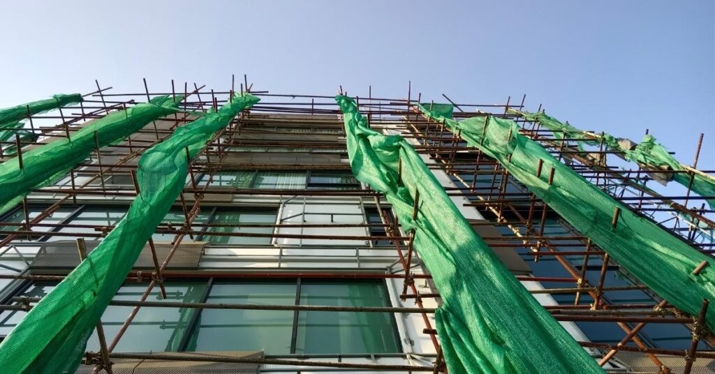 Maaaring gumamit ng construction safety nets sa indoor man o outdoor construction sa Pilipinas. 